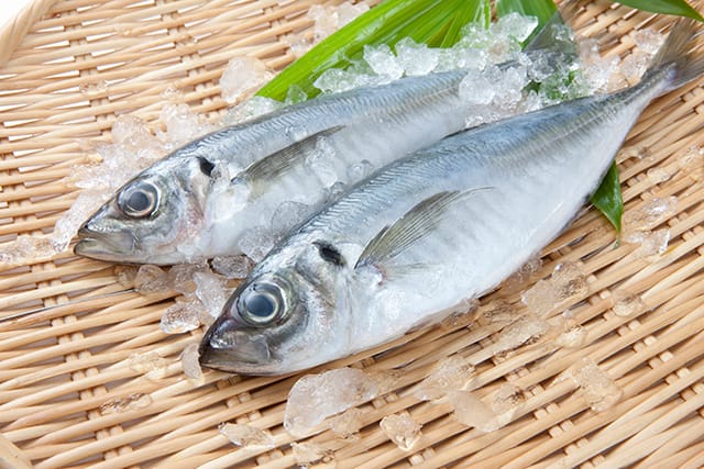 新鮮な魚と、地元農家の野菜を使った和食